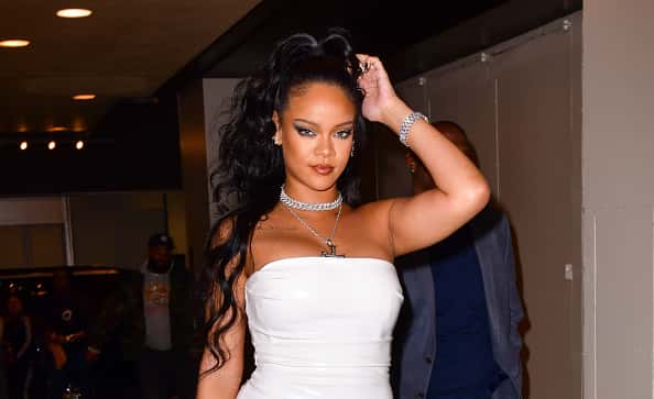 You are currently viewing New republic Barbados names Rihanna as a national hero