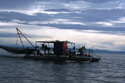 You are currently viewing Park authorities seize 100 boats, tons of twine net in battle against illegal fishing on Lake Kariba